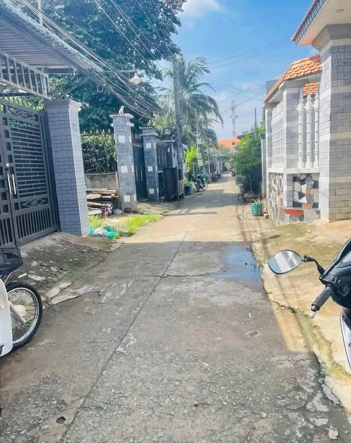 Nhà hẻm ô tô Khu Phố 3 Bến Lức 128m² giá 2.1 tỷ - Đầu tư sinh lời ngay lập tức!