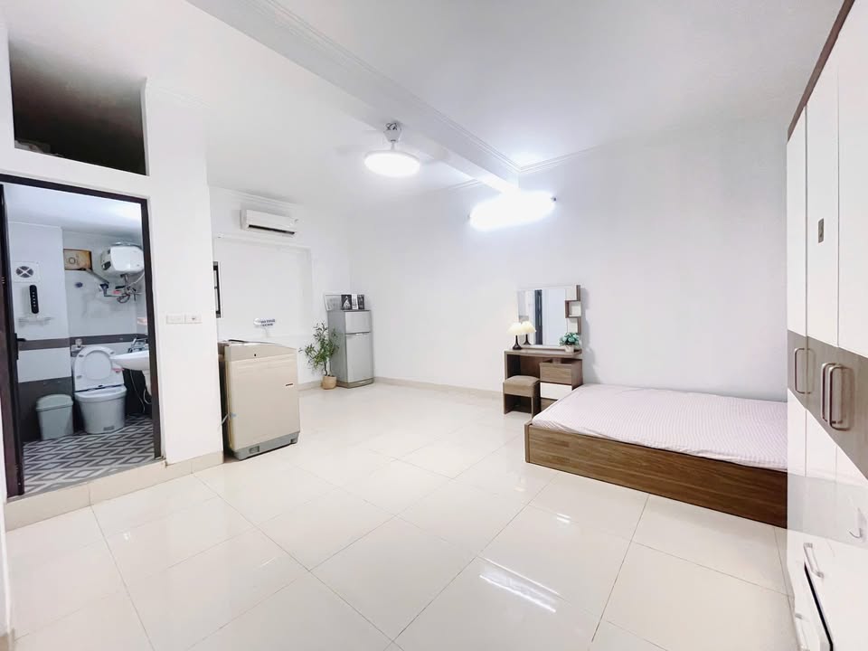 Chính chủ cho thuê studio 35m² tại Trần Thái Tông, Cầu Giấy - Giá chỉ 4.8 triệu!
