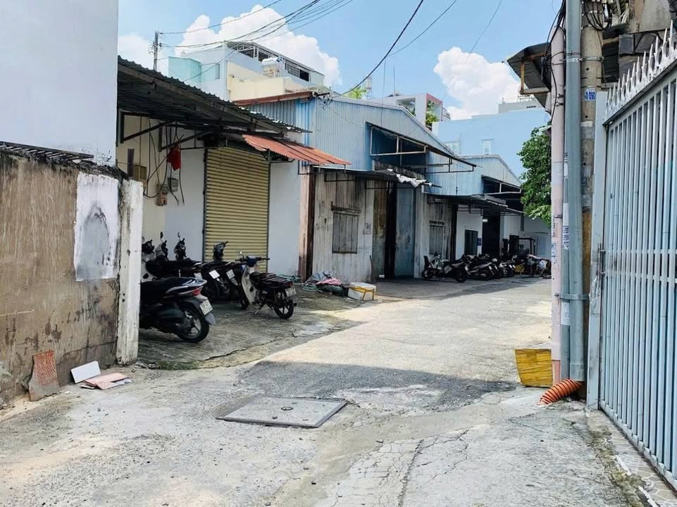 Nhà riêng Nguyễn Xuân Khoát 166m² giá 15 tỷ - Gần chợ Độc Lập, tiện ích đầy đủ!