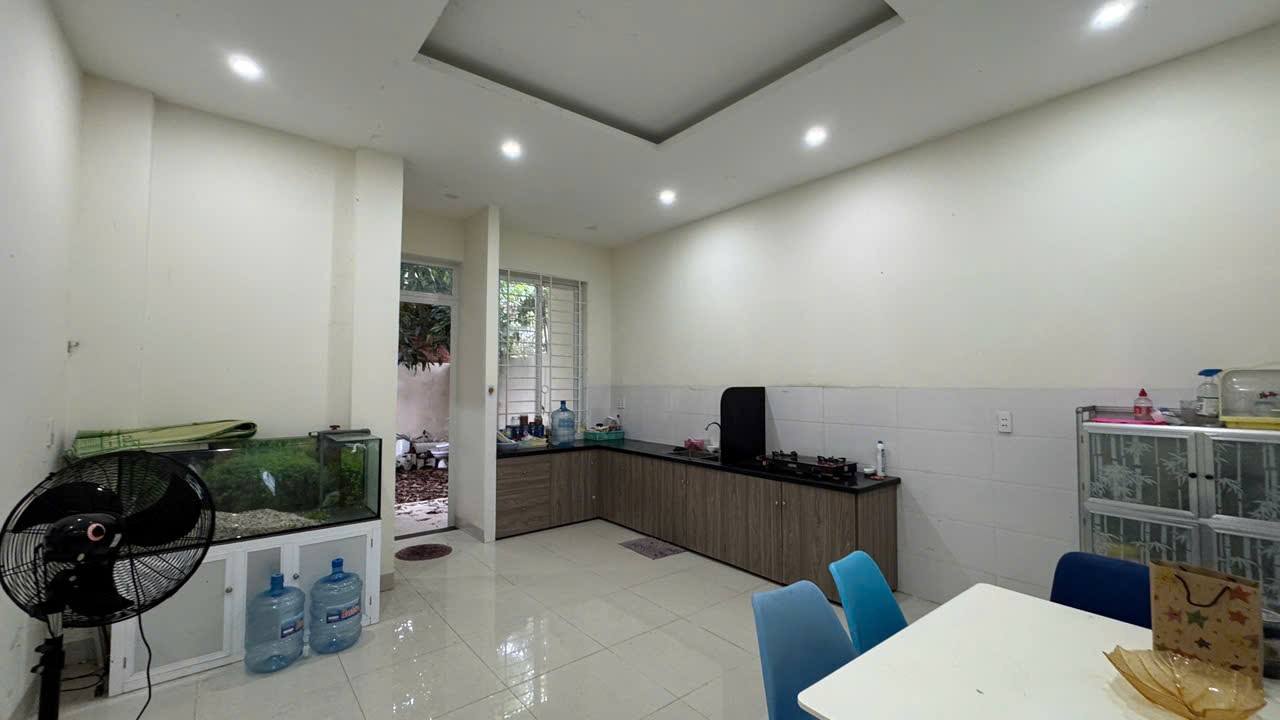 Nhà phố trung tâm phường Long Toàn, Bà Rịa - 200m² giá 2.5 tỷ - Nhà mới 80%!