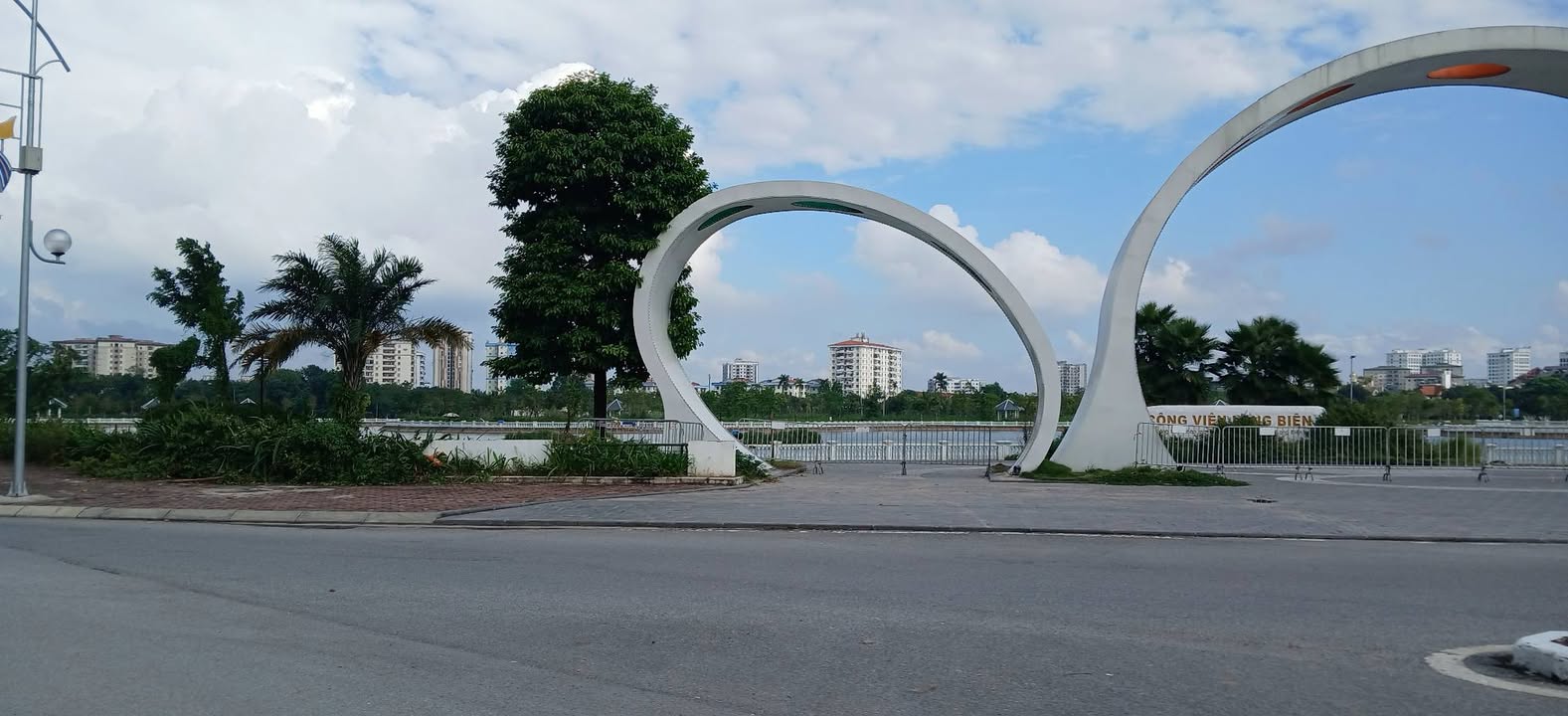 Bán đất phố Ngô Gia Tự 40,5m² giá 8 tỷ - Gần trung tâm hành chính Long Biên!