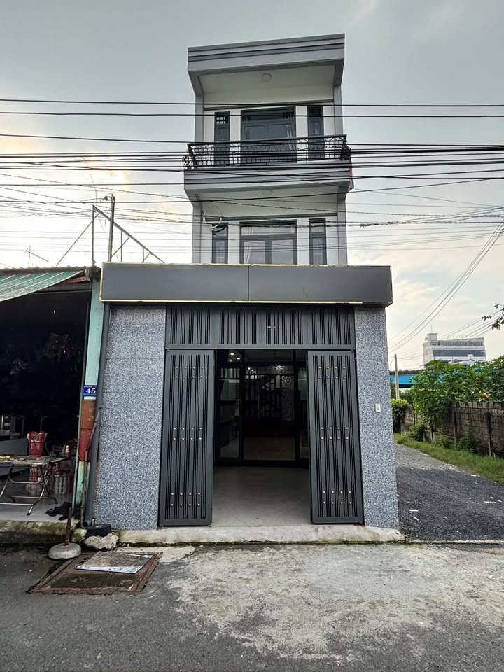 Nhà Dĩ An 82m² giá 5.55 tỷ - Vị trí đẹp, vừa ở vừa kinh doanh!