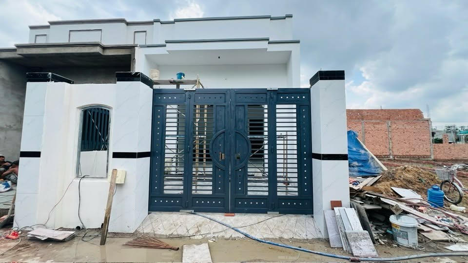 Nhà mới xây xã Quảng Tiến 100m² giá 1.3 tỷ - Sổ đỏ chính chủ, thuận tiện ở ngay!