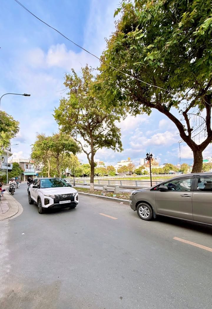 Nhà trệt lửng góc 3 mặt tiền bờ hồ Huỳnh Cương, 19m² giá 2.59 tỷ - Đầu tư sinh lời!