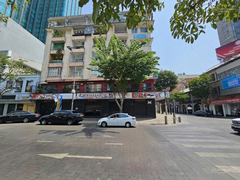 Mặt bằng cho thuê lầu 2 Nguyễn Huệ, Quận 1 - Giao thông thuận lợi cho kinh doanh!
