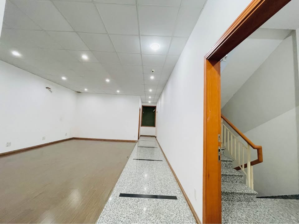 Cho thuê nhà 3 tầng riêng biệt tại Hải Châu 200m² - Vị trí đắc địa thuận lợi kinh doanh!