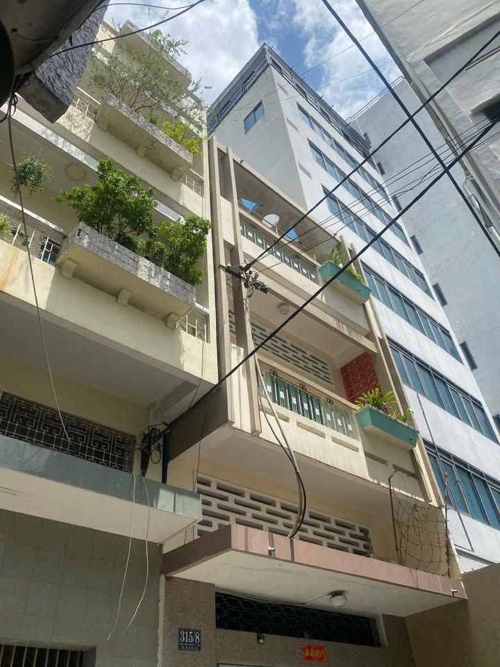 Nhà đẹp Trần Bình Trọng 250m² giá 16.8 tỷ - Hẻm xe hơi gần mặt tiền!