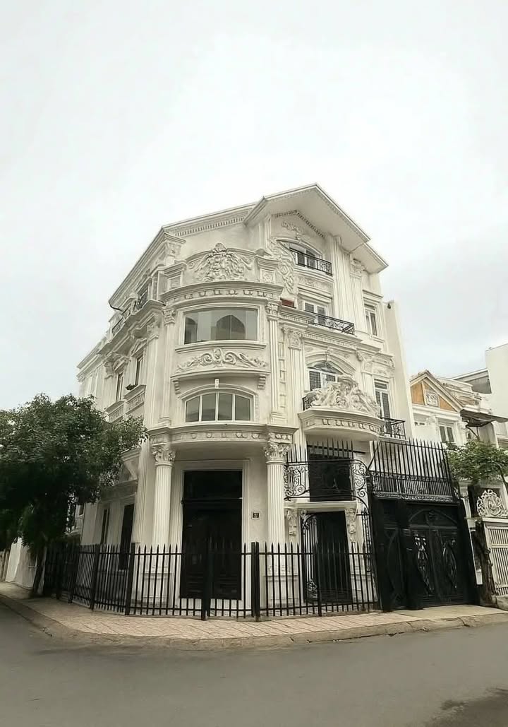 Biệt thự góc 2 mặt tiền tại Sư Vạn Hạnh, Quận 10 - Thiết kế hiện đại sang trọng!