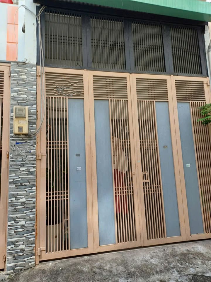 Nhà cho thuê Lạc Long Quân, Quận 11, 40m² giá 10 triệu - Chính chủ, thuận tiện đi lại!