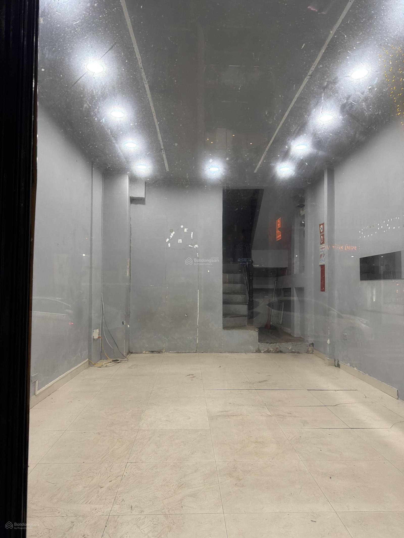 Nhà mặt phố Quán Thánh 40m² giá 70 triệu - Cho thuê lâu dài, đầy đủ tiện nghi!