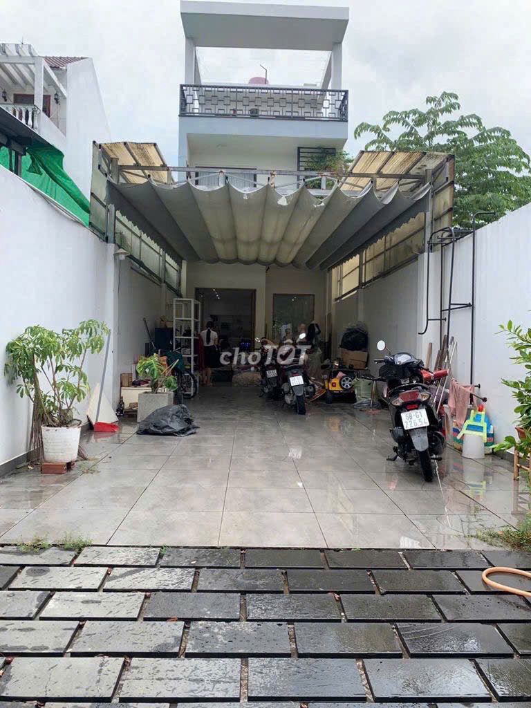 Nhà phố cho thuê tại Thủ Đức 182m² giá 25.9 triệu - Sân đậu 2 ô tô, nhiều xe máy!