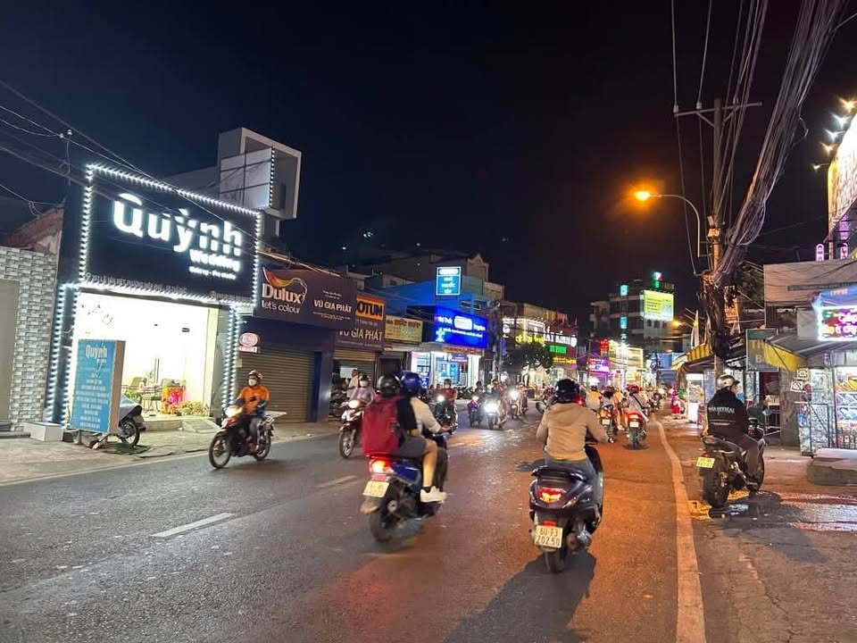 Bán Gấp Mặt Tiền Lê Văn Việt 200m² giá 54 tỷ - Đầu tư sinh lời lớn!