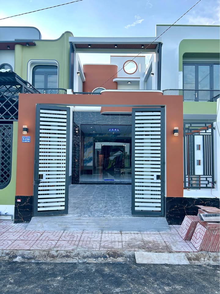 Nhà phố Cần Đước 183m² giá 3.9 tỷ - Thiết kế hiện đại, sang trọng, thoáng đãng!