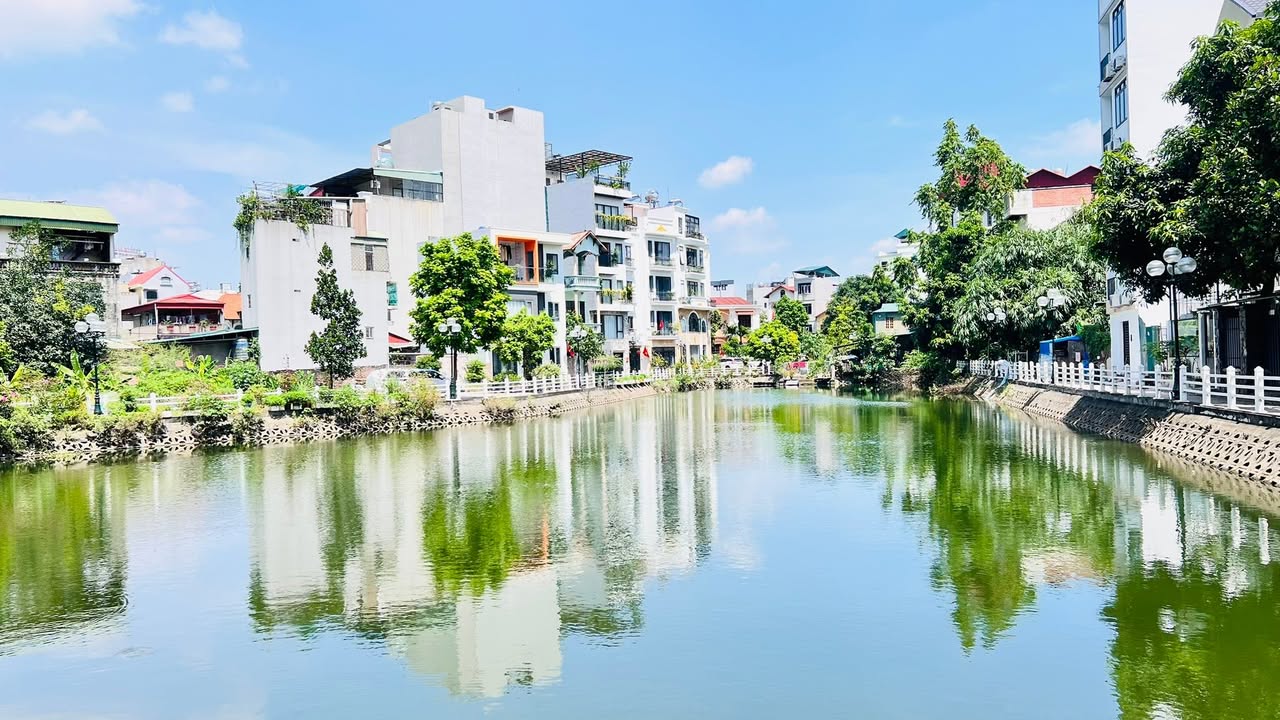 Biệt thự sân vườn Hồng Tiến, Long Biên 400m² giá 62 tỷ - Ô tô tránh, nội thất nhập khẩu!