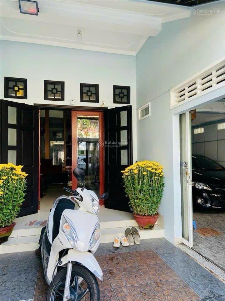 Nhà 3 tầng mặt tiền đường Khúc Thừa Dụ 160m² giá 14.5 tỷ - Gần khu vực sầm uất!