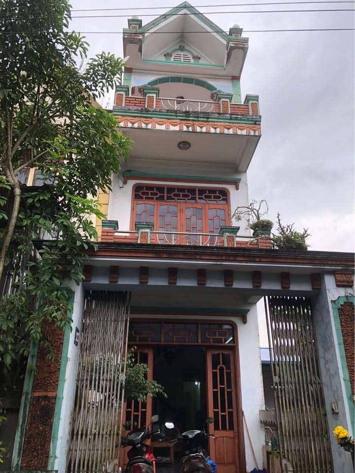 Nhà 3 tầng tại ngõ 158 Phố Hương, 94m² giá 1.7 tỷ - Tiện nghi đầy đủ, gần chợ và trường học!