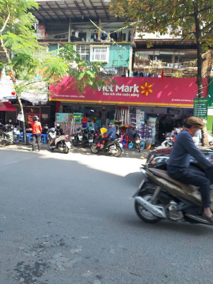 Cho thuê mặt bằng kinh doanh tại phố Quan Nhân 60m² giá 20 triệu - Vỉa hè rộng rãi, thuận tiện!