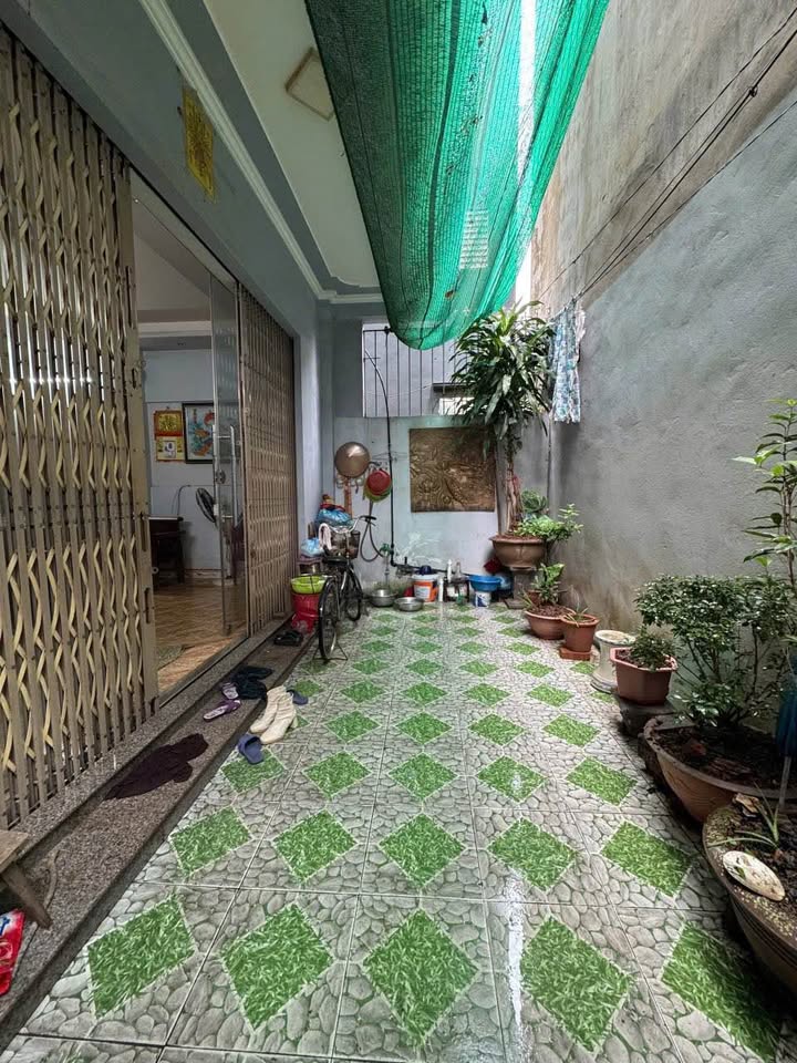 Nhà 3 tầng đẹp Ngõ 181 Phù Long, TP Nam Định 57m² giá 2 tỷ - Ô tô đỗ gần nhà!