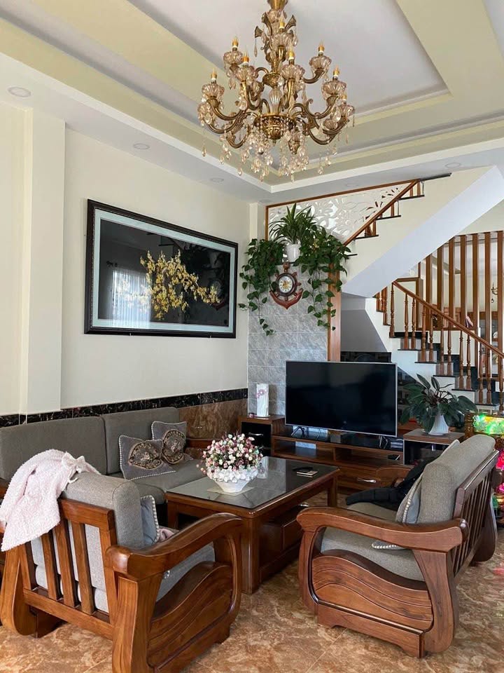 Nhà phố mặt tiền Nguyễn Hữu Cầu, Đà Lạt 111.63m² giá 9 tỷ - Kinh doanh sầm uất!