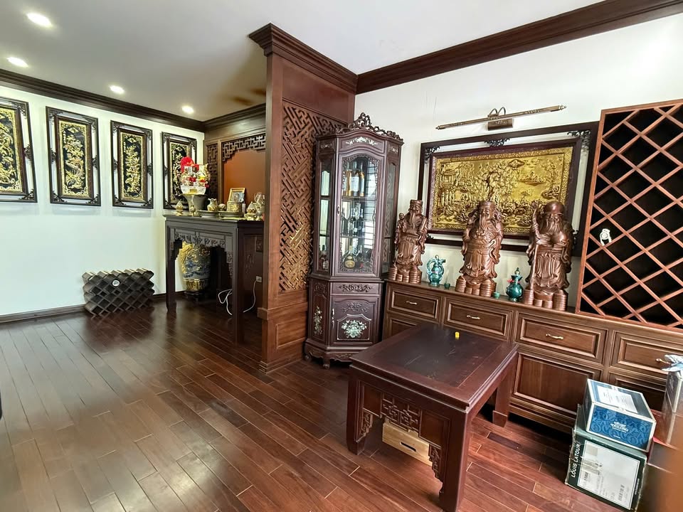 Biệt thự 3 tầng Lạc Long Quân 180m² giá 17 tỷ - Sổ đỏ chính chủ