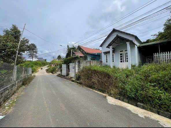 Nhà hẻm 74 Lạc Long Quân, Lộc Nga, Bảo Lộc 637.9m² giá 1.6 tỷ - Nhà mái thái kiên cố, sân ô tô rộng rãi!