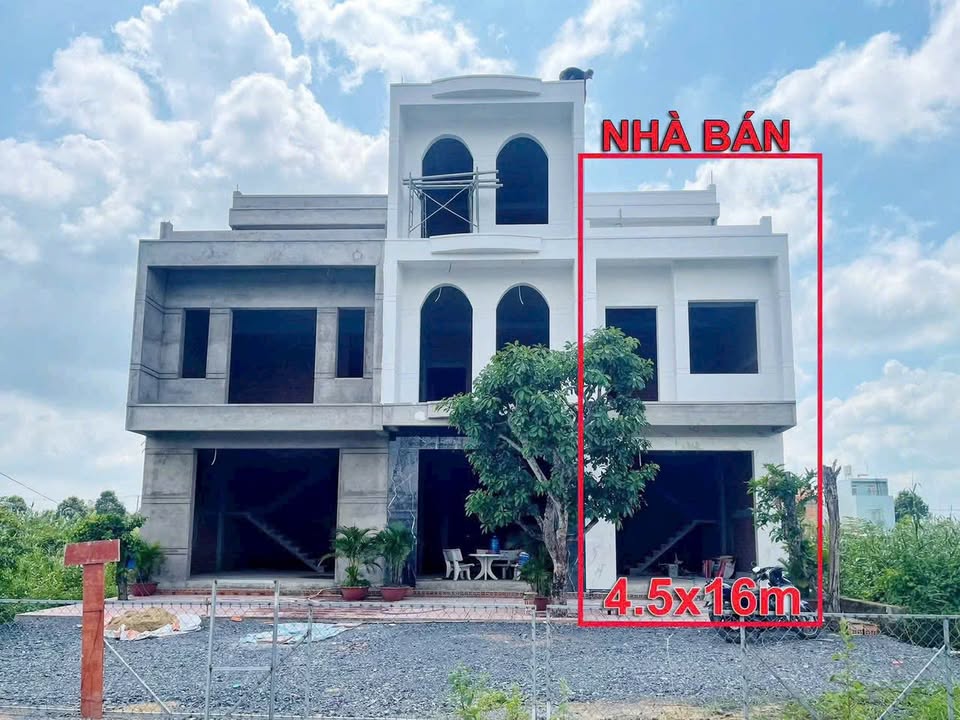 Nhà 3 tầng mặt tiền đường 826C, Cần Giuộc, 180m² giá 4.9 tỷ - Tiềm năng kinh doanh cao!