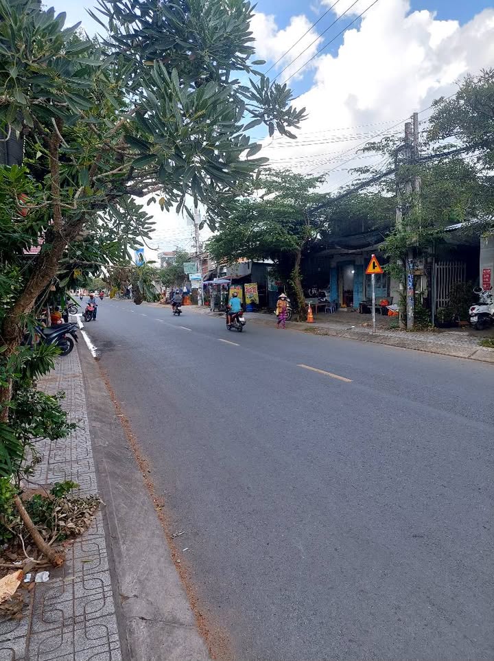 Bán nhà mặt tiền đường tỉnh 885, huyện Giồng Trôm, 220m² - Tiềm năng kinh doanh lớn!