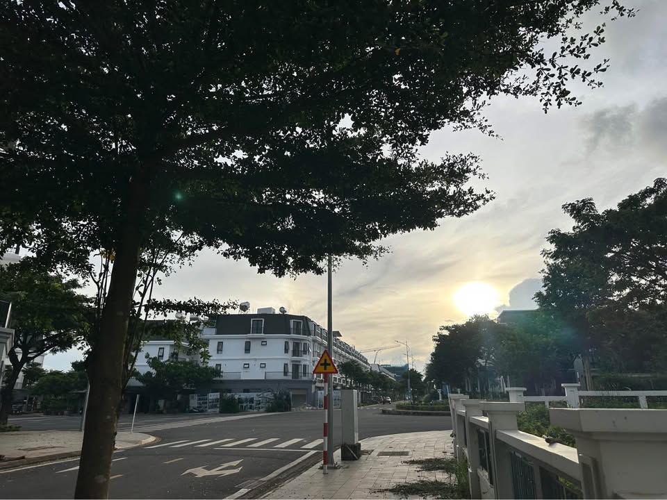 Nhà phố 4 tầng mặt tiền Tôn Đức Thắng Buôn Ma Thuột giá 9 tỷ - Đầu tư sinh lời cao!