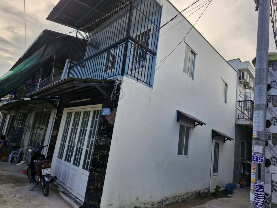 Nhà 2 mặt tiền tại ấp 4 Long Hậu 30m² giá 850 triệu - Di chuyển thuận lợi chỉ 5 phút đến quận 7!
