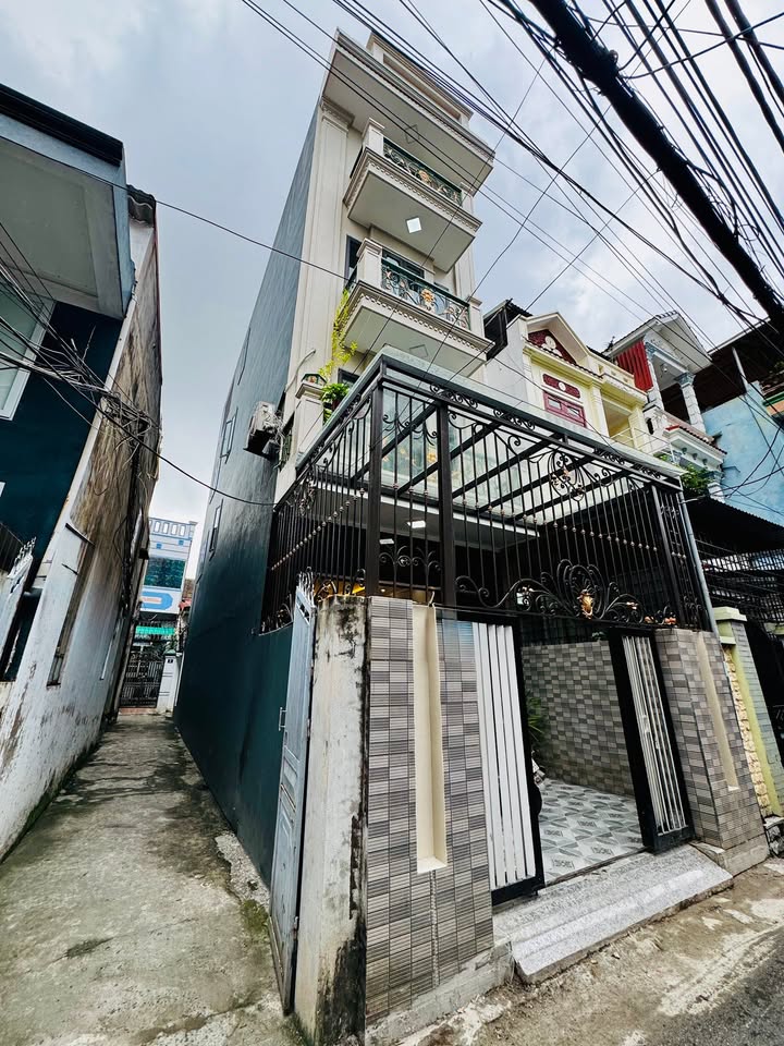 Nhà 4 Tầng Trần Nguyên Hãn 73m² giá 5 tỷ - Độc lập, ô tô vào tận cửa!