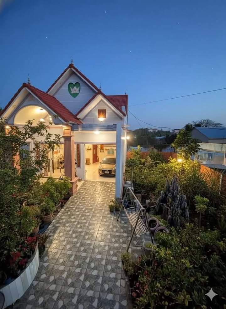 Nhà phố Tân Hạnh, Vĩnh Long 172,9m² giá 2,1 tỷ - Ô tô vào tận nhà!