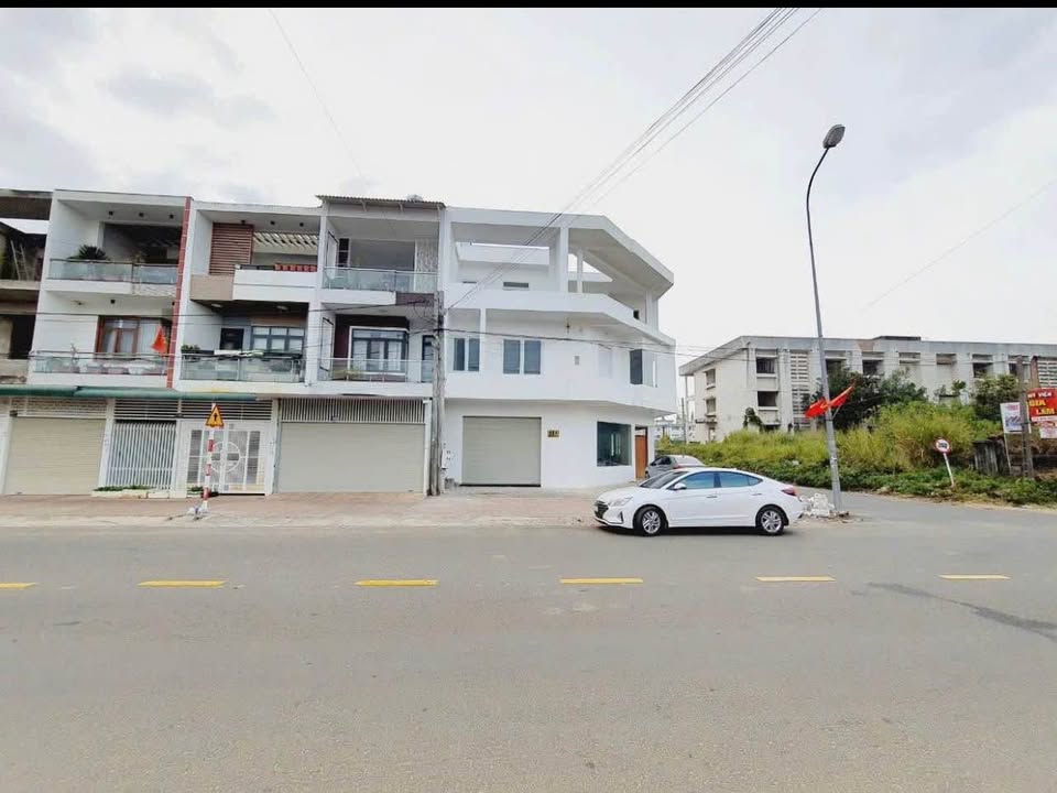 Nhà góc 2 mặt tiền đường Đinh Tiên Hoàng, Bảo Lộc 120m² giá 10 tỷ - Đầu tư sinh lời lý tưởng!