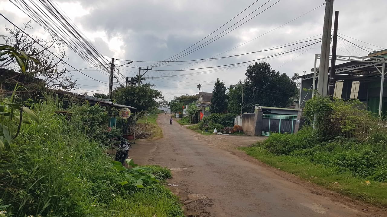 Nhà mặt đường Nguyễn Viết Xuân, Bảo Lộc 180m² giá 2.8 tỷ - Sân trước để ô tô, tiện ích đầy đủ!