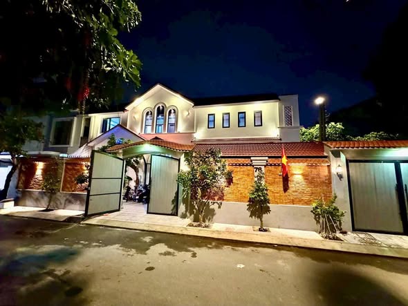 Bán Căn Villa Sân Vườn Phường Linh Trung 374m² giá 16.9 tỷ - Nhà mới xây, sổ hồng riêng!