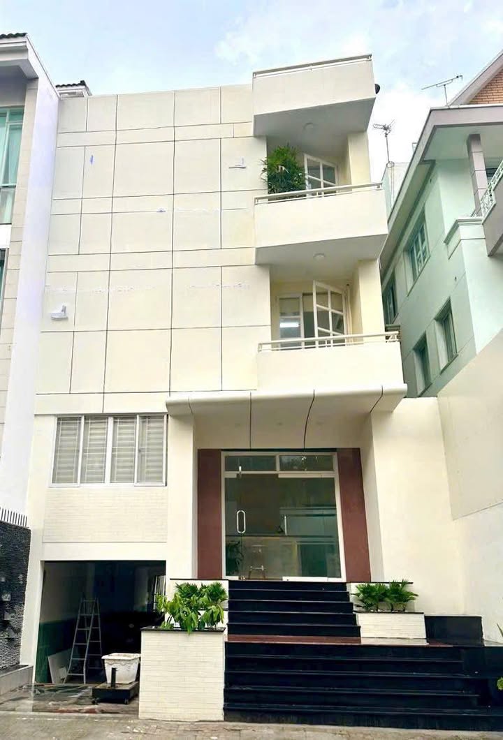 Nhà cho thuê mặt tiền đường Hoa, quận Phú Nhuận, 160m² - Địa điểm lý tưởng cho kinh doanh