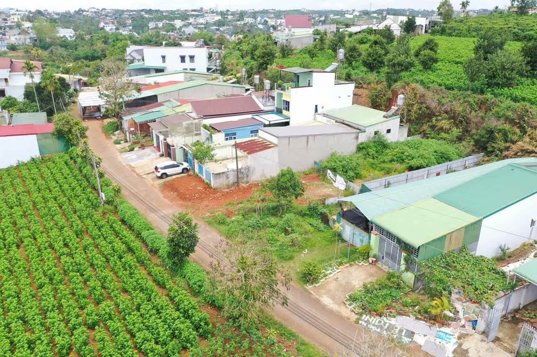 Nhà mặt tiền Phó Đức Chính, Bảo Lộc 360m² giá chỉ 4.5 tỷ - Khu dân cư sầm uất!