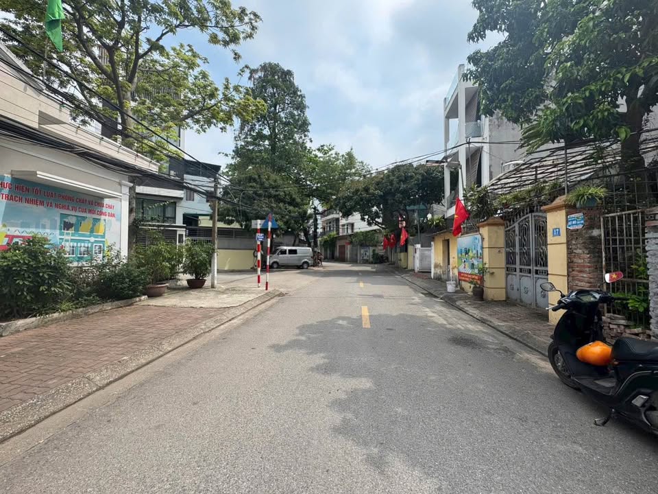 Đất nền kinh doanh Giang Biên 30m² giá 800 triệu - Sổ đỏ chính chủ!