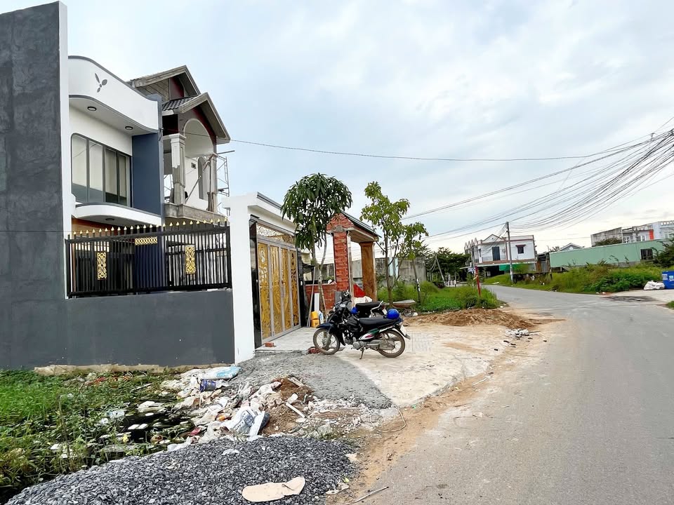 Nhà khu dân cư Trần Anh, Đức Hòa, Long An 108m² giá 3.1 tỷ - Kinh doanh tốt, mặt tiền 12m!