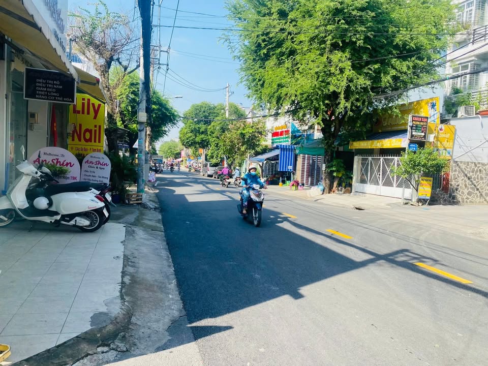 Nhà 3 tầng đường Tô Ngọc Vân, Thủ Đức 160m² giá 10.8 tỷ - Hẻm xe hơi rộng rãi!