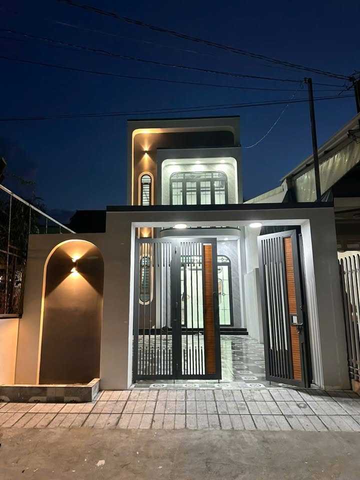 Nhà Lầu Hẻm Nguyễn Văn Rốp, Tây Ninh 140m² giá 3.24 tỷ - Đầy đủ tiện ích xung quanh!