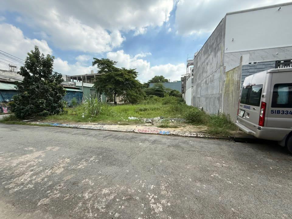 Đất nền Hóc Môn 180m² giá 6.4 tỷ - Sổ hồng chính chủ, thương lượng ngay!