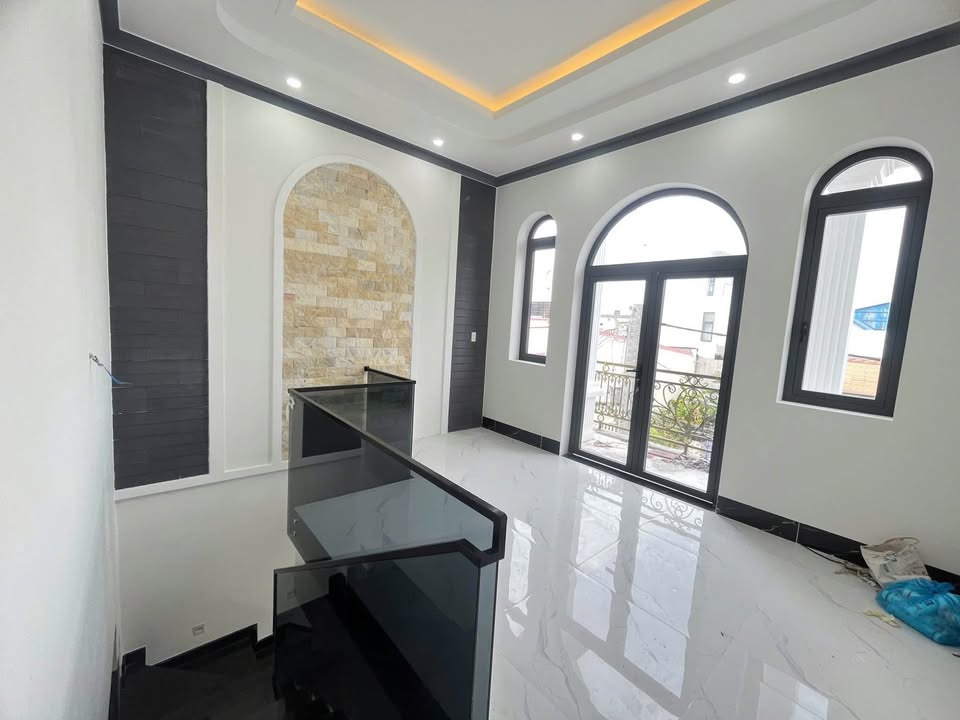 Nhà góc 3 mặt tiền, 90m² giá 3.4 tỷ - Chính chủ, tiện ích đầy đủ!