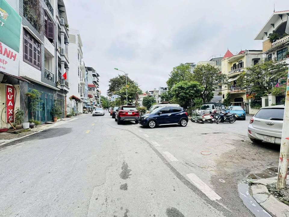 Bán đất Nguyễn Văn Cừ, Gia Thụy, Long Biên 110m² giá 27.7 tỷ - Đầu tư sinh lời cao!