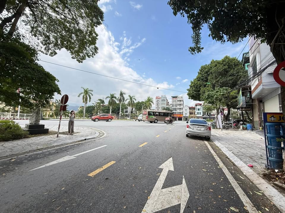 Nhà 2 tầng đường Nguyễn Huệ, Lào Cai 90m² giá 4 tỷ - Kinh doanh lý tưởng!