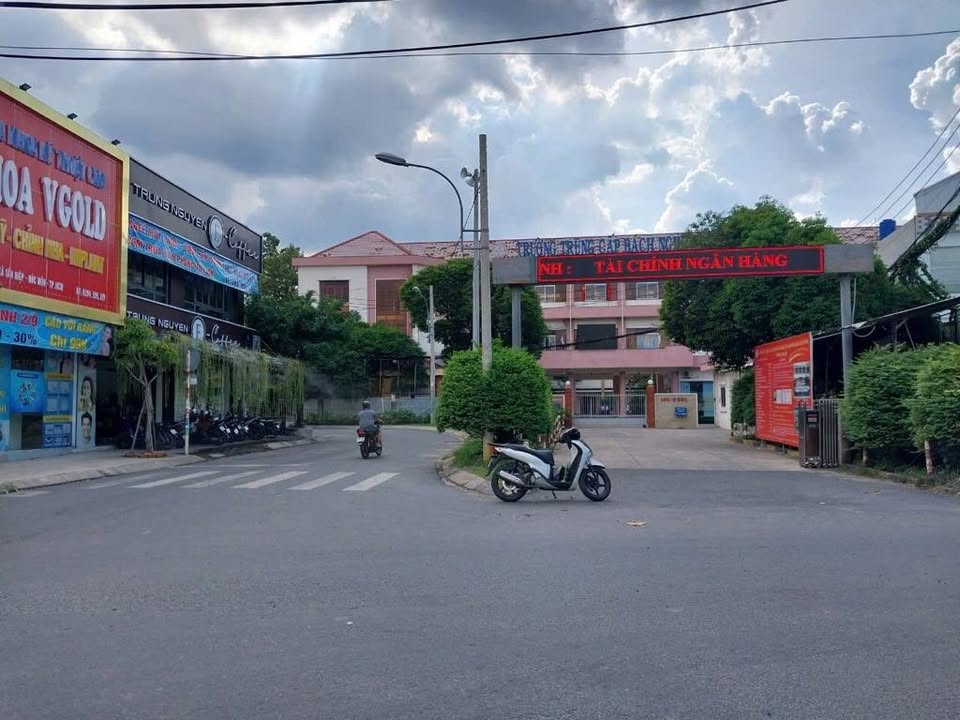 Đất nền 300m² tại Hóc Môn - Giá chỉ 8 tỷ - Vị trí đắc địa gần trường Bách Nghệ!