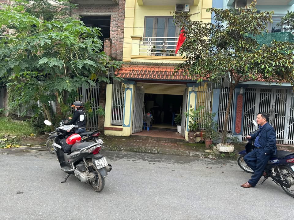 Nhà 5 tầng chính chủ Chúc Sơn 67.5m² giá 14 tỷ - Vị trí đắc địa, tiện ích đầy đủ!