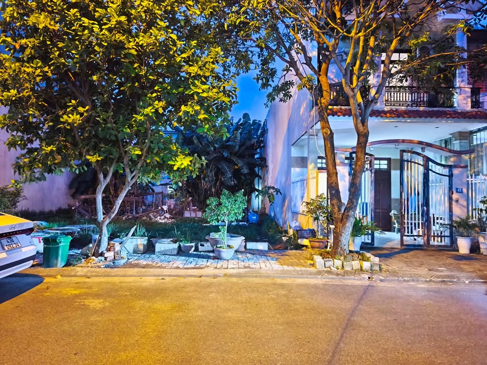 Bán đất Lỗ Giáng 6, Hòa Xuân, Đà Nẵng 100m² giá 5 tỷ - Vị trí đắc địa gần đường lớn!