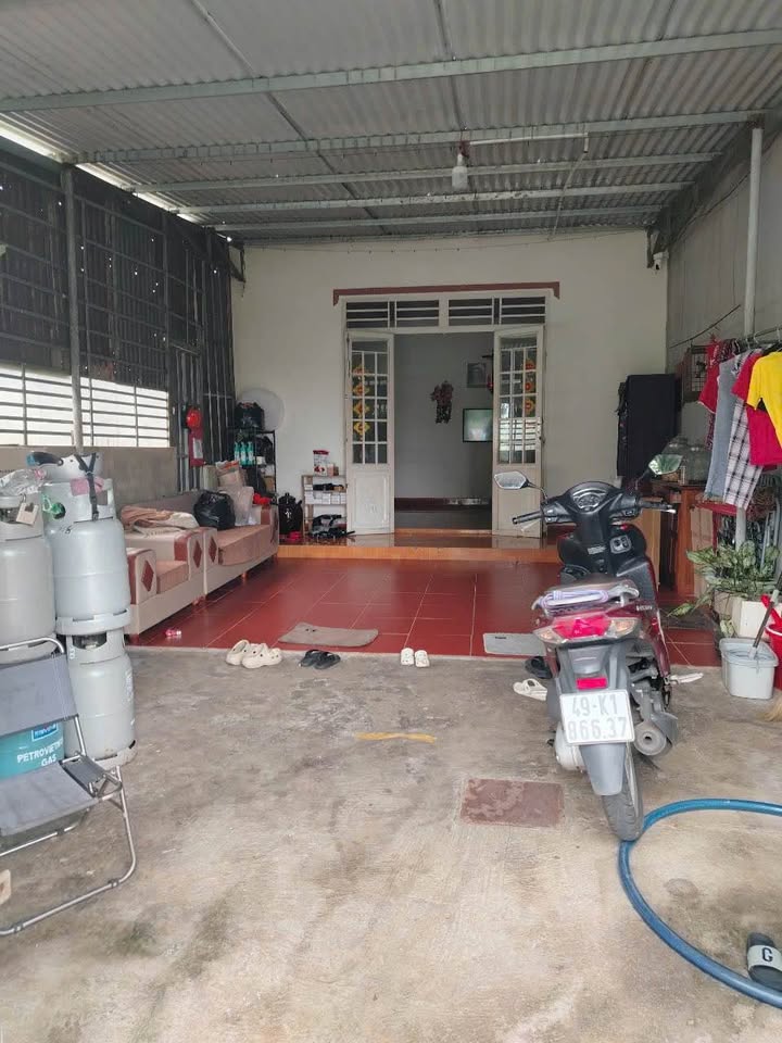 Nhà bán Bảo Lộc 100m² giá 1.7 tỷ - Hẻm nhựa 8m thông thoáng!