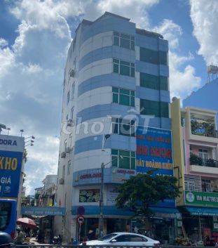 Cho thuê tòa nhà 2 mặt tiền góc Nguyễn Văn Cừ - Phan Văn Trị, 700m² giá 300 triệu - Không thể bỏ lỡ!