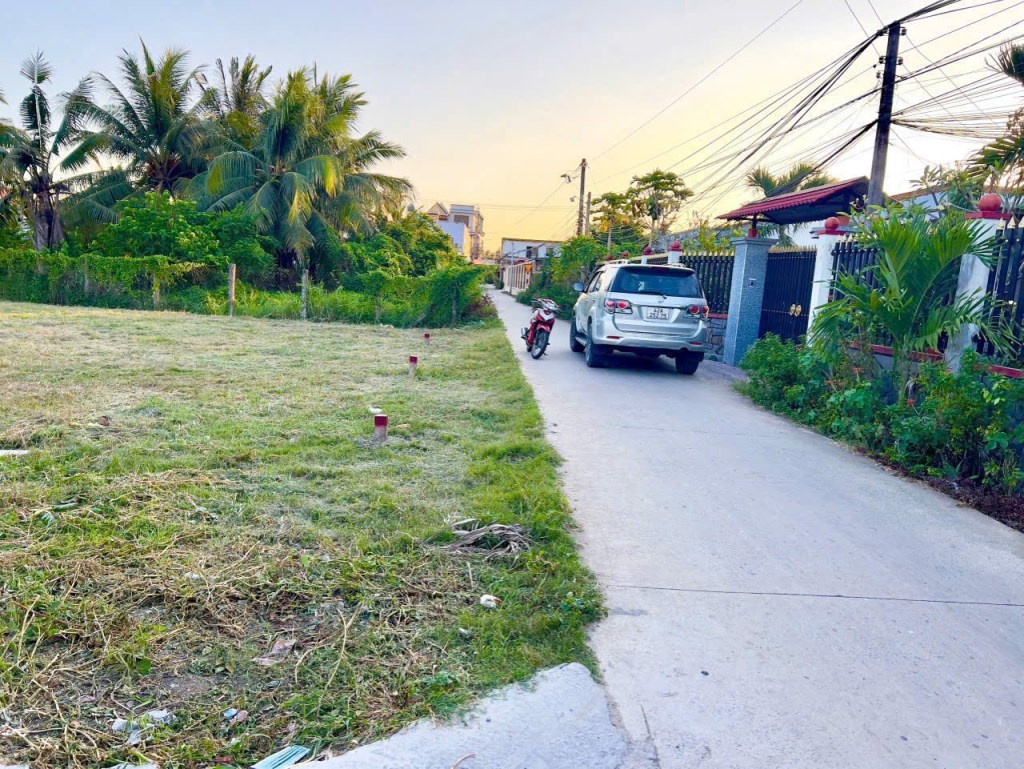 Bán đất nền góc 2 mặt tiền gần chợ Bình Lãng, xã Tân Trụ, 169m² - Giá chỉ 720 triệu!